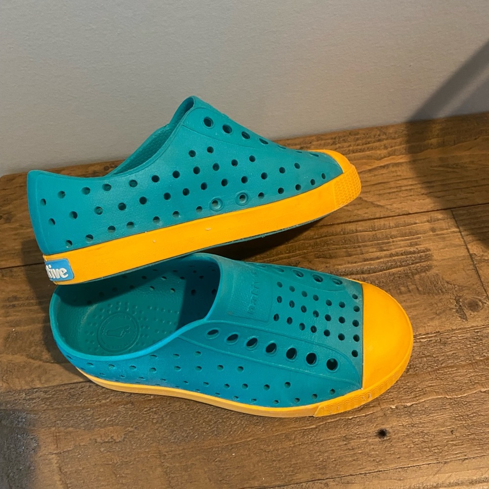Native Jefferson’s color block. Size 11. Excellent condition.
